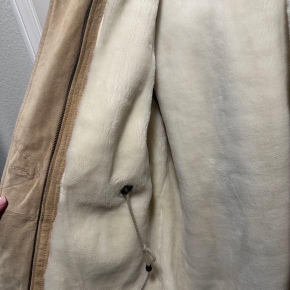 Very heavy and warm Genuine leather women coat /jacket . Looks like new - Picture 7 of 12